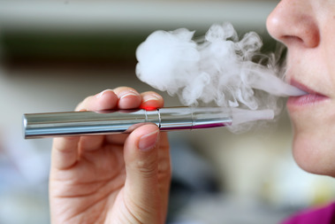 Das Bild zeigt eine E-Zigarette. Zigarettenqualm steigt auf. (Quelle: Marcus Gloger / BVL)