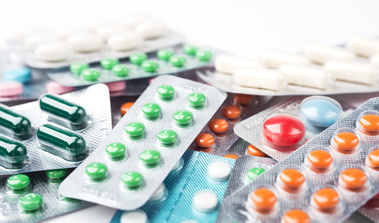 Das Bild zeigt mehrere Tabletten und Blister. (Quelle: DenisIsmagilov - stock.adobe.com)