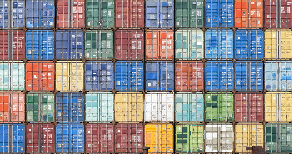 Das Bild zeigt Container auf einem Schiff. (Quelle: Ralf Gosch / fotolia.de)